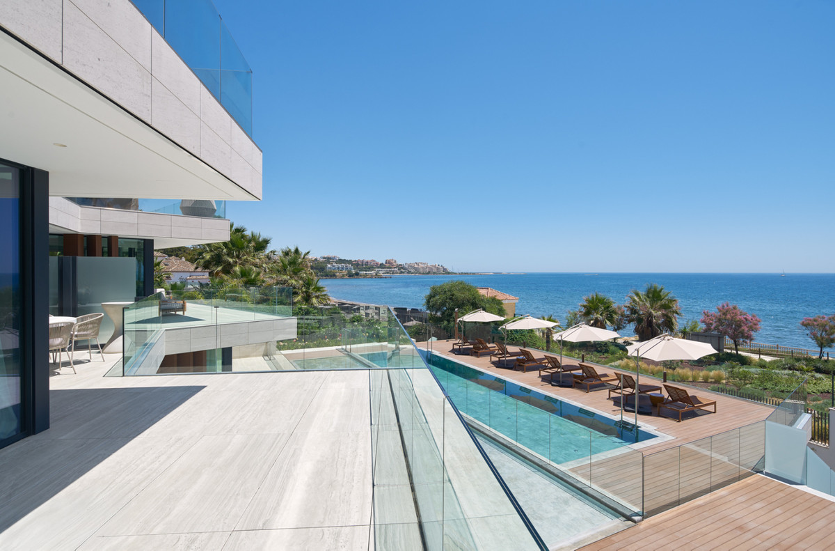 The Sapphire – Estepona - modern terrace with infinity pool, sun loungers, and panoramic Mediterranean sea views