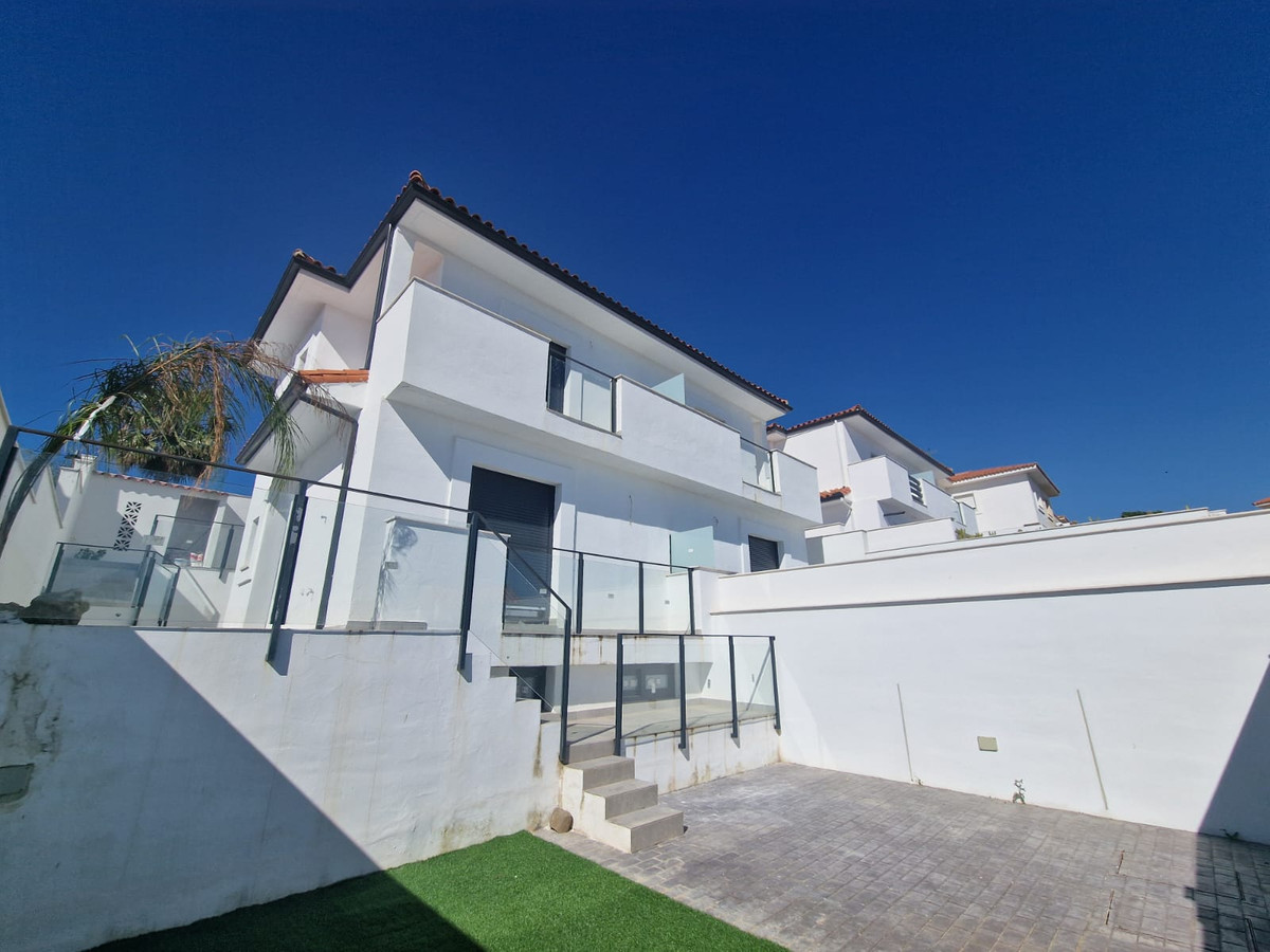 Casas Pareadas y Villa Aldea Hills – Manilva - modern white exterior facade with glass balustrades, steps and paved courtyard under deep blue sky