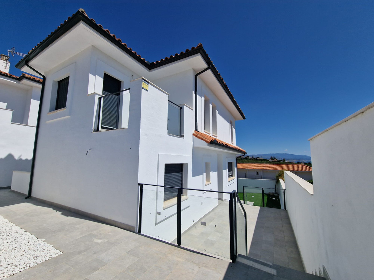 Casas Pareadas y Villa Aldea Hills – Manilva - modern white two-storey exterior with glass balustrades and panoramic views