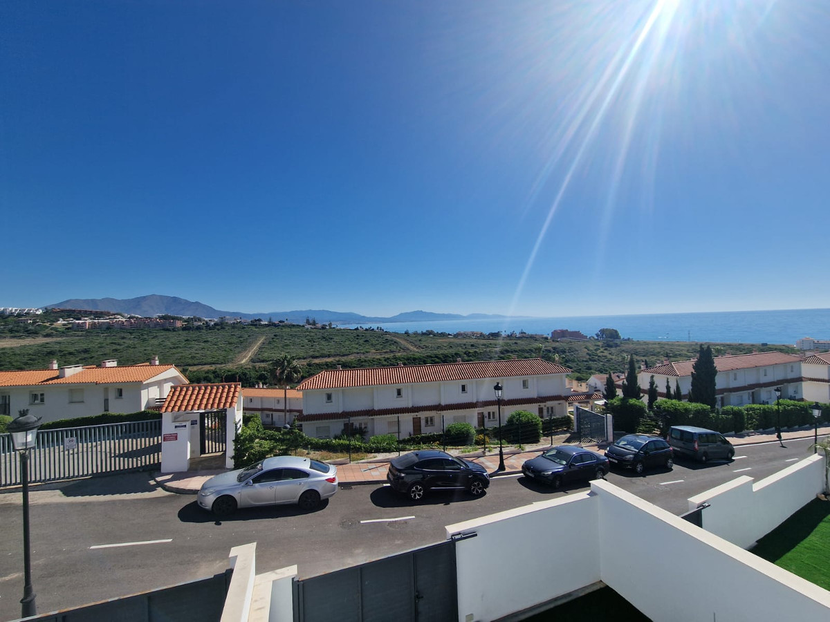 Casas Pareadas y Villa Aldea Hills – Manilva - elevated sea view from terrace over white villas, Mediterranean coastline and mountains under bright blue sky