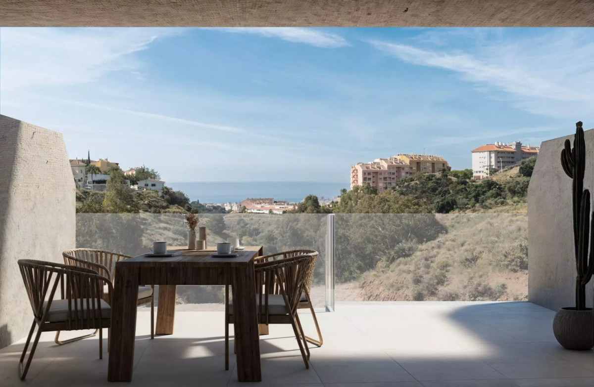 Medhills Fuengirola – Fuengirola - covered terrace with wooden dining set and panoramic hillside and sea views