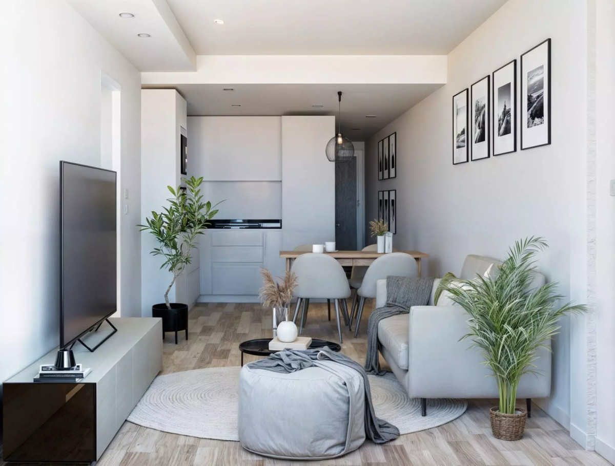 Medhills Fuengirola – Fuengirola - modern open-plan living and dining area with Scandinavian-style furnishings and light wood flooring
