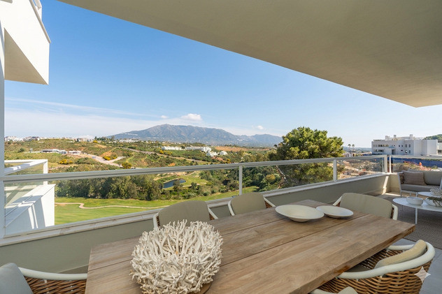 Solana Village – Fase 3 – La Cala Golf - sunny terrace with dining table and panoramic golf course and mountain views