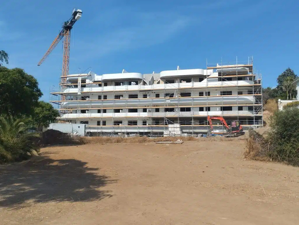 Sunset Views FASE II – Fuengirola - exterior facade under construction with scaffolding and tower crane, Costa del Sol